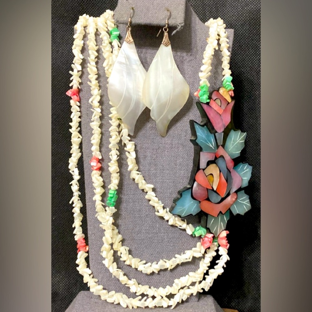 Vintage opel seashell 4 string necklace with pendant & matching earrings